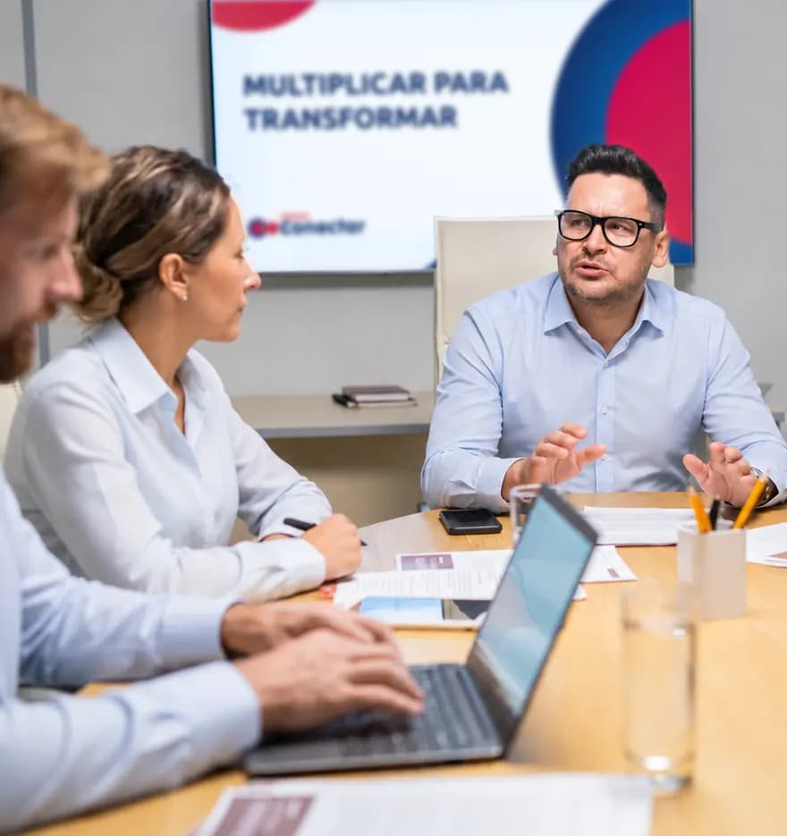 Equipe do Grupo Conectar reunida com gestores de uma secretaria de educação