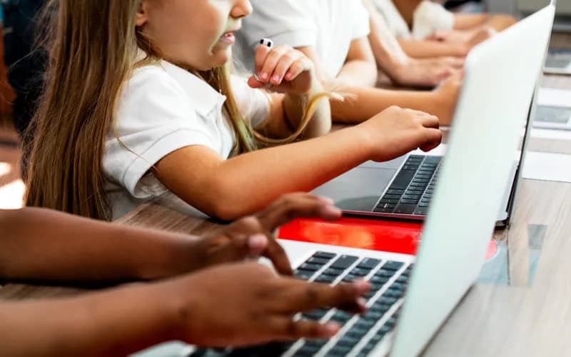 Estudantes usando notebooks em sala de aula